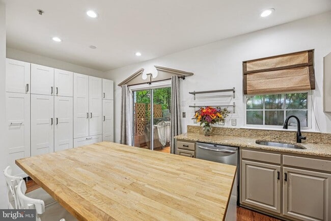 Building Photo - 633 Baystone Ct