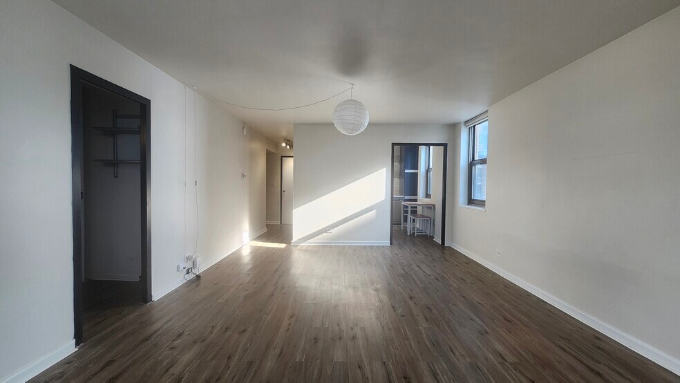 Building Photo - 253 E Delaware Pl