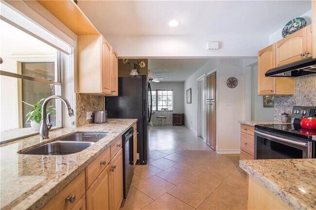 Building Photo - 3720 Coral Hills Dr