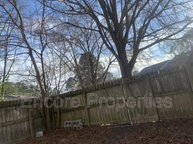 Building Photo - 1411 Foxwood Dr