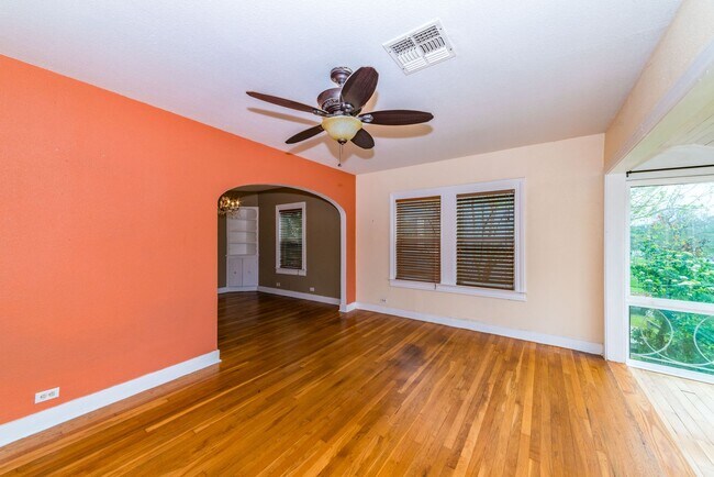 Building Photo - 2218 W Mistletoe Ave