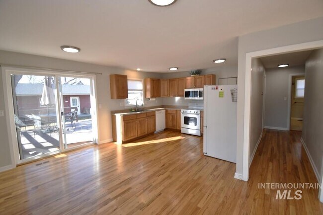 Building Photo - 1327 S Leadville Ave