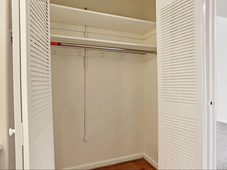 Building Photo - 922 24th St NW