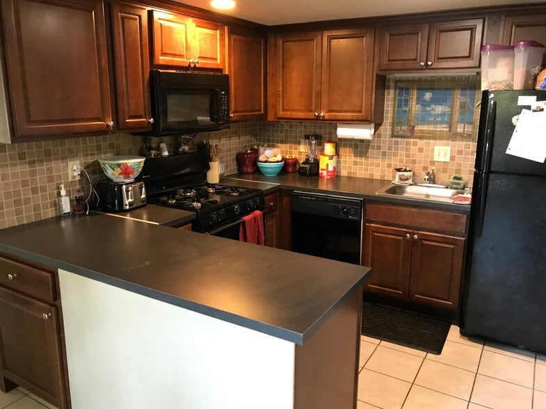 kitchen - 10178 Crawford Way