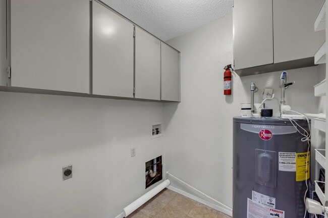 Building Photo - 1206 Hi Stirrup