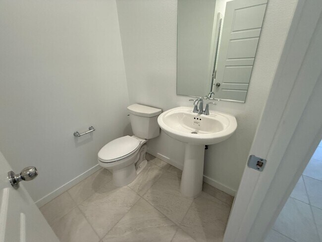 Building Photo - Brand new, never-lived-in Lennar corner end-unit townhome offering exceptional natural light thro...