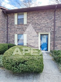 Building Photo - Spacious 2-Bdrm 1.5 Ba Townhouse style Con...