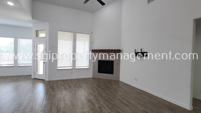 Building Photo - 10231 Sovereign Dr