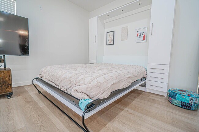 Building Photo - Beautifully Remodeled Home Move-In Ready!