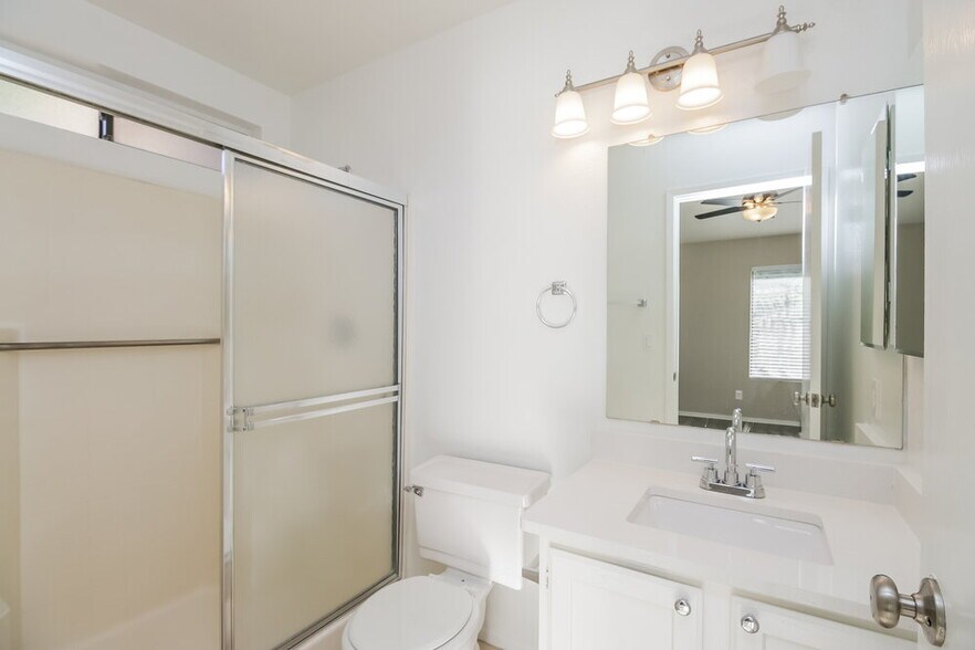 Building Photo - 657 W Shawnee Dr