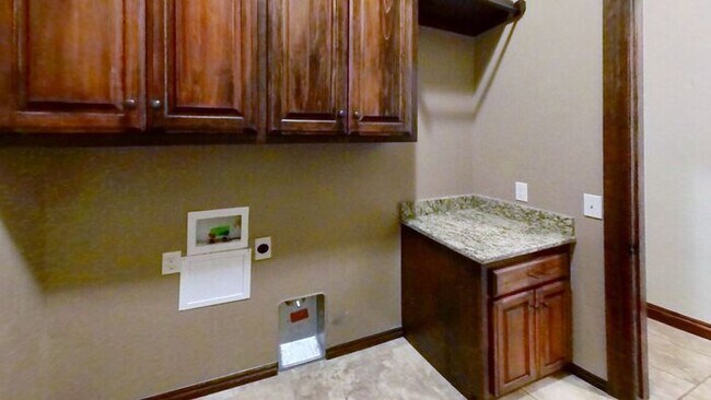 Building Photo - Yukon 4 Bed