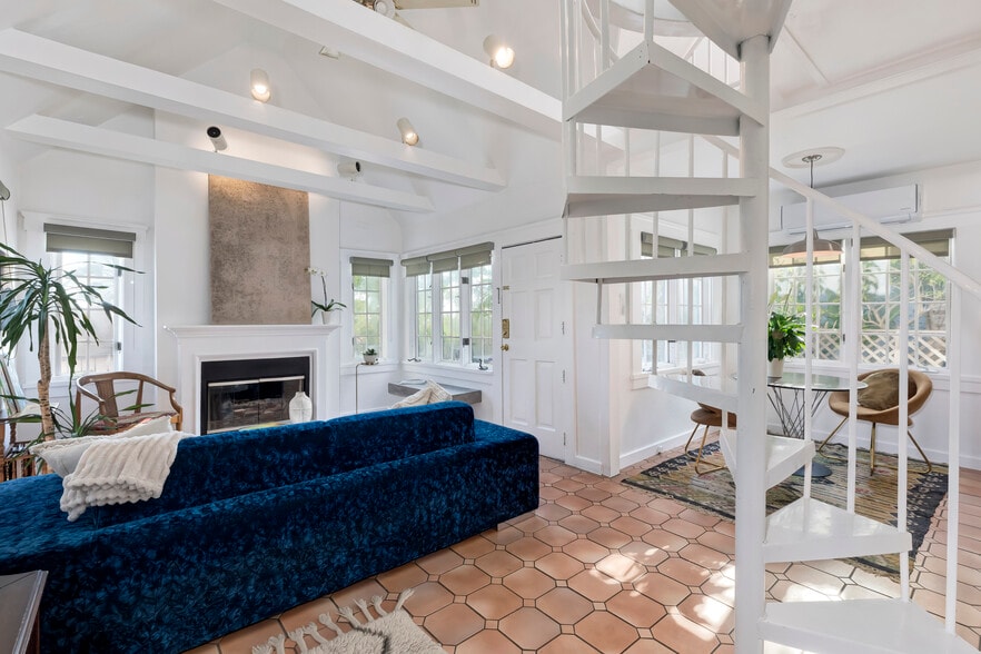 Building Photo - 2427 N Gower St