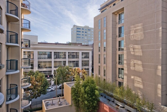 Building Photo - 680