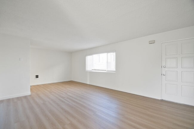 Building Photo - j125