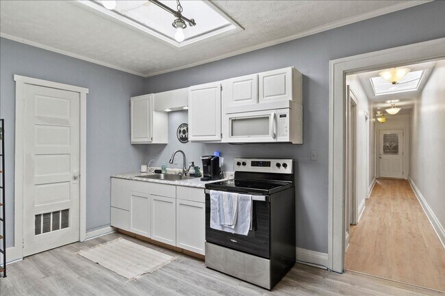 Building Photo - Spacious 3 Bedroom Apartment in Downtown Urbana