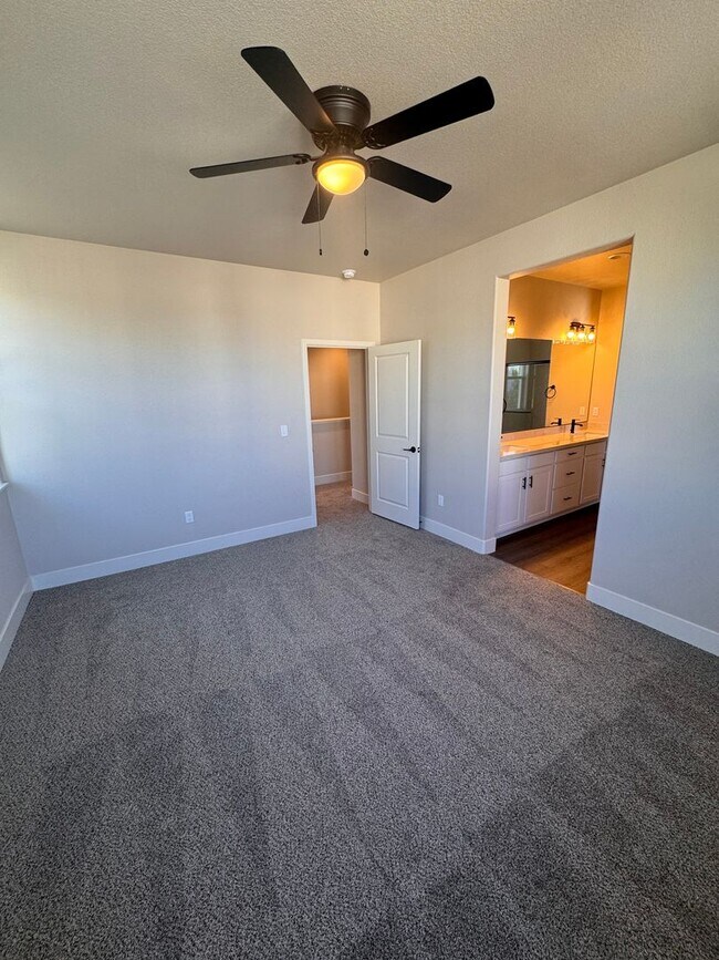 Building Photo - NEW! 3/2.5/2 Townhome in Gardnerville