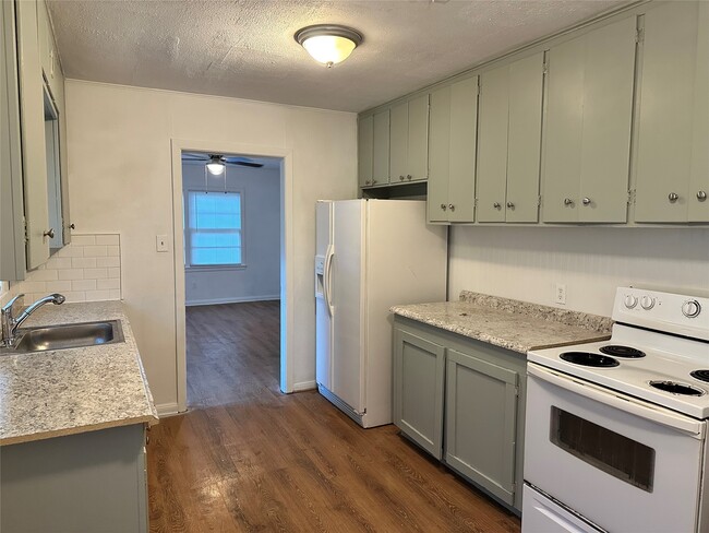 Building Photo - 502 Breezy Ln