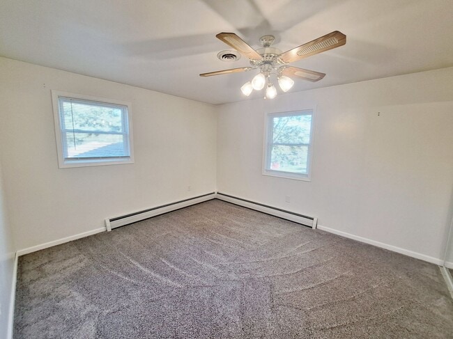 Building Photo - 3 Bed / 1-1/2 Bath Single Family Home