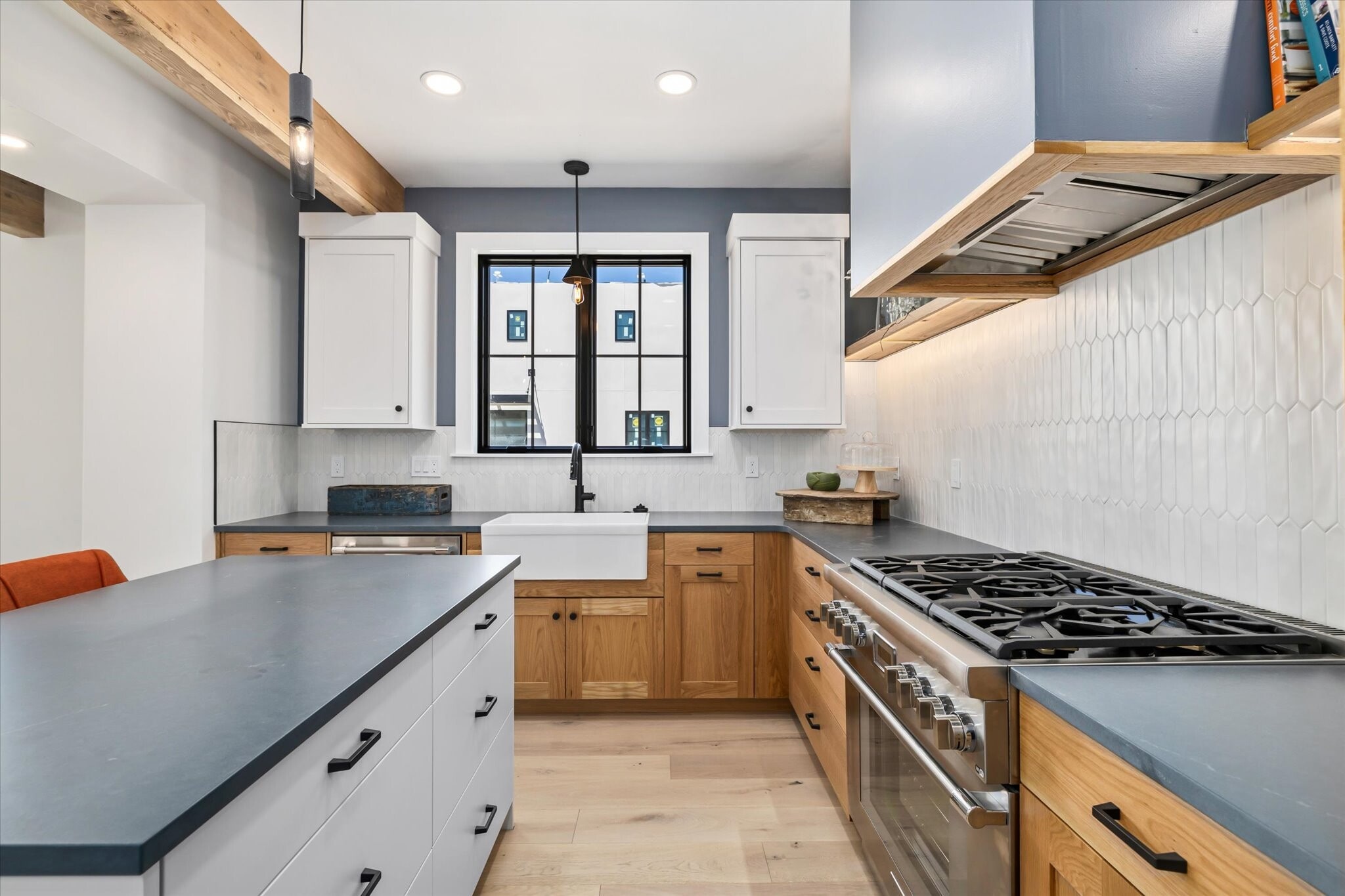 Building Photo - 614 N Avenue H Ave