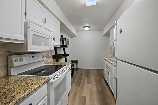 Building Photo - 357 N Post Oak Ln