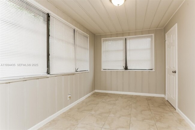 Building Photo - 2411 NE 10th Ave