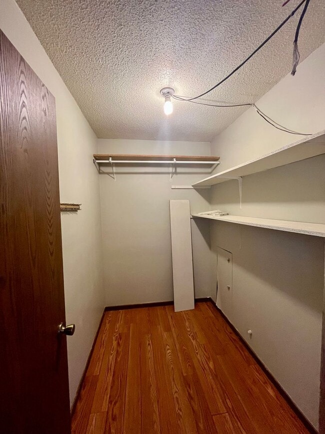 Building Photo - 4 Bed | 2 Bath | House