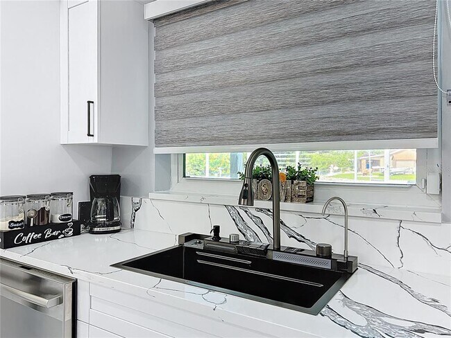 Building Photo - 6531 Santiago Ct