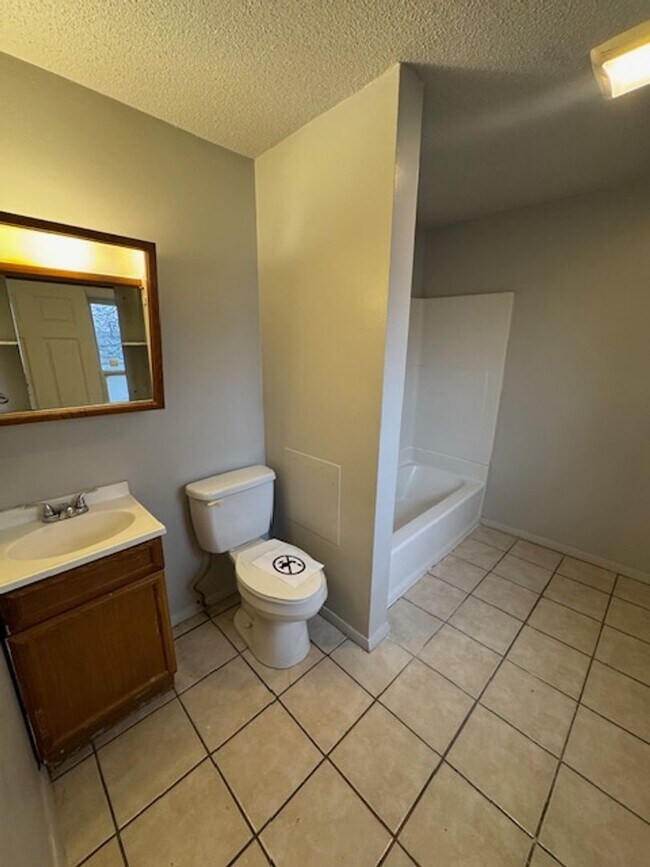 Building Photo - 513 E Suttenfield St