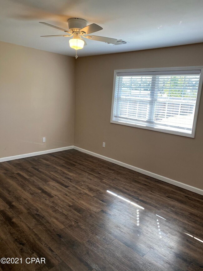 Building Photo - 5241 Thornton Ln