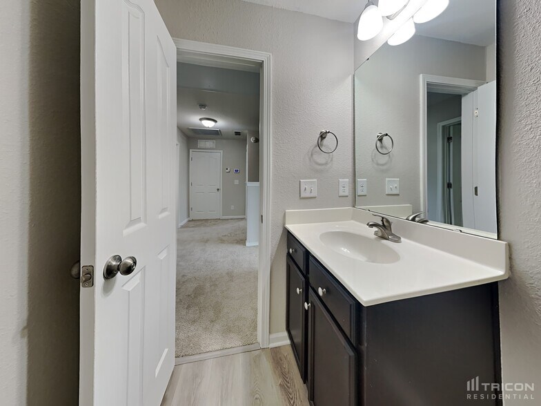 Building Photo - 905 Farnsworth Dr