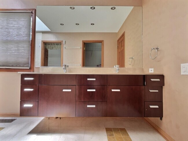 Building Photo - 604 Marseilles Cir