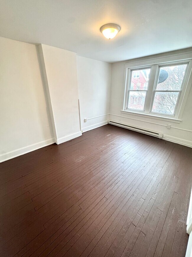 Building Photo - 819 E 5th St