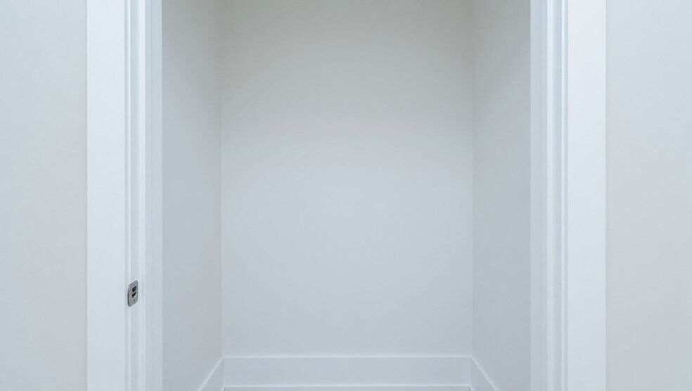 Building Photo - 944 N Damen Ave