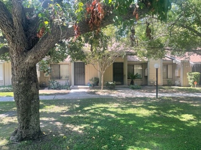 Building Photo - 2 Bedroom/2 Bath Condo - $1495 per Month!