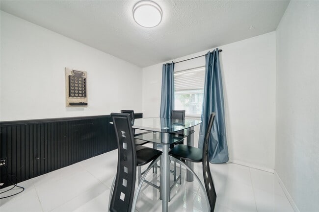 Building Photo - 10127 Fernstone Ln