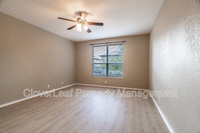 Building Photo - 920 Laserra
