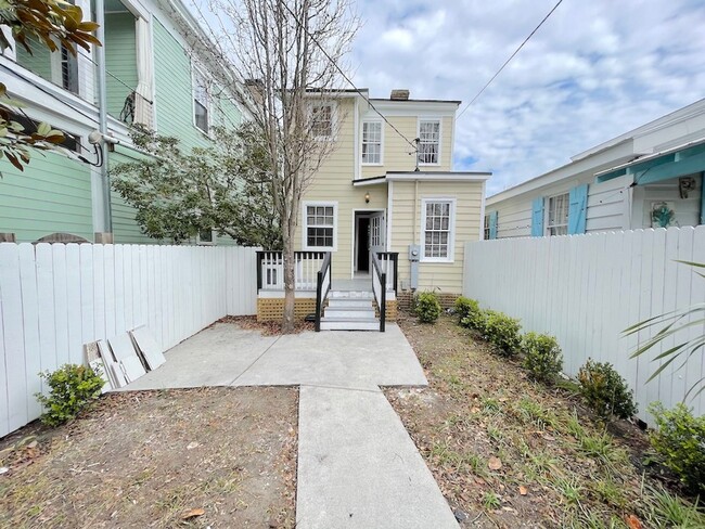 Building Photo - 2 BED | 1.5 BATH | VICTORIAN DISTRICT | PR...