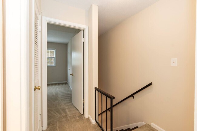Building Photo - Two Bedroom End Unit Home!