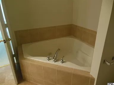 Building Photo - 4150 Roth Farm Village Cir