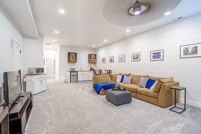 Building Photo - 930 Elm St