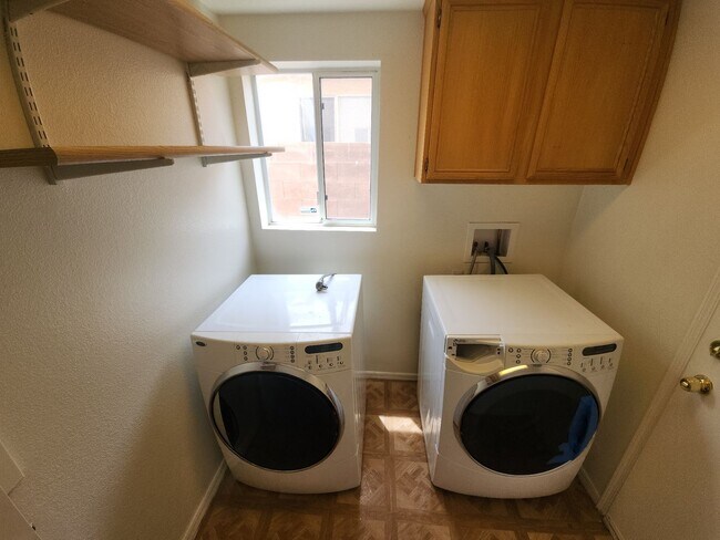 Building Photo - Two story in well established Las Vegas neighborhood