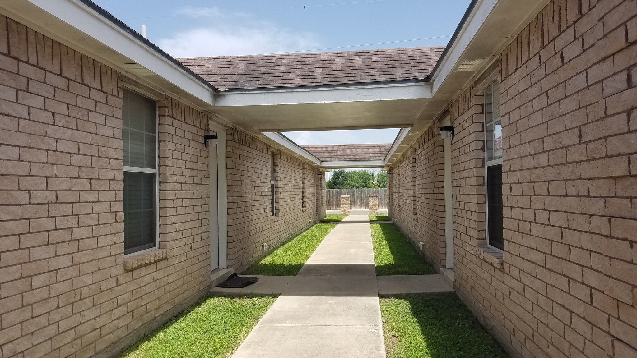 Building Photo - 3706 Wyndham Ave