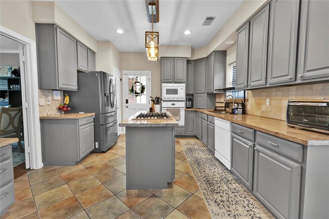Building Photo - 25823 Lake Lawn Dr