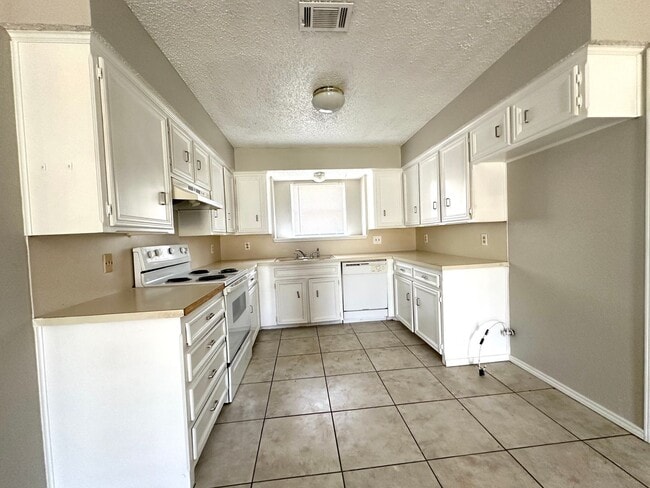 Building Photo - 3bed/2Bath Available 9/10