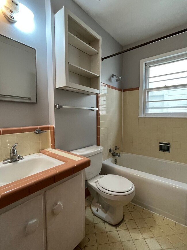 Building Photo - Three Bedroom Tulsa, 1 Bath