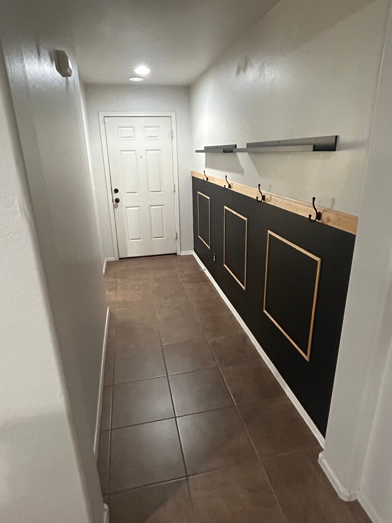 Building Photo - 2223 S Hughes Dr