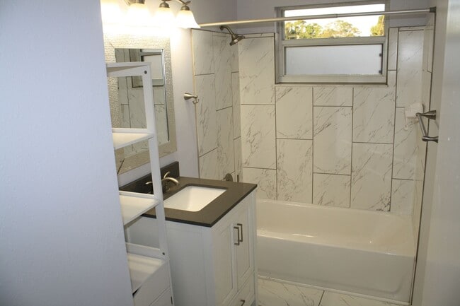 Building Photo - Charming 3 bedroom 2 bath in North Clearwa...