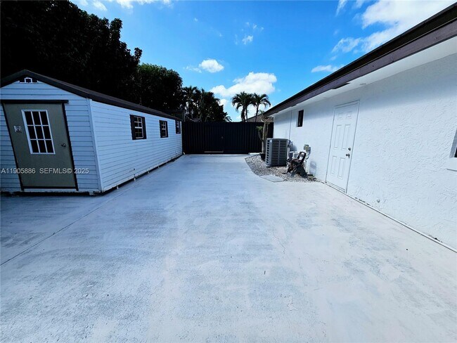 Building Photo - 16138 SW 154th Ct