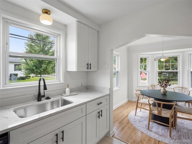 Building Photo - 1027 S Wilson Ave