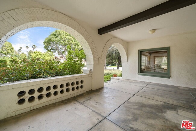 Building Photo - 801 N Rodeo Dr